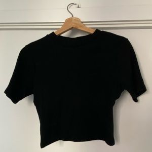 Ribbed solid croped tshirt with a cutout back